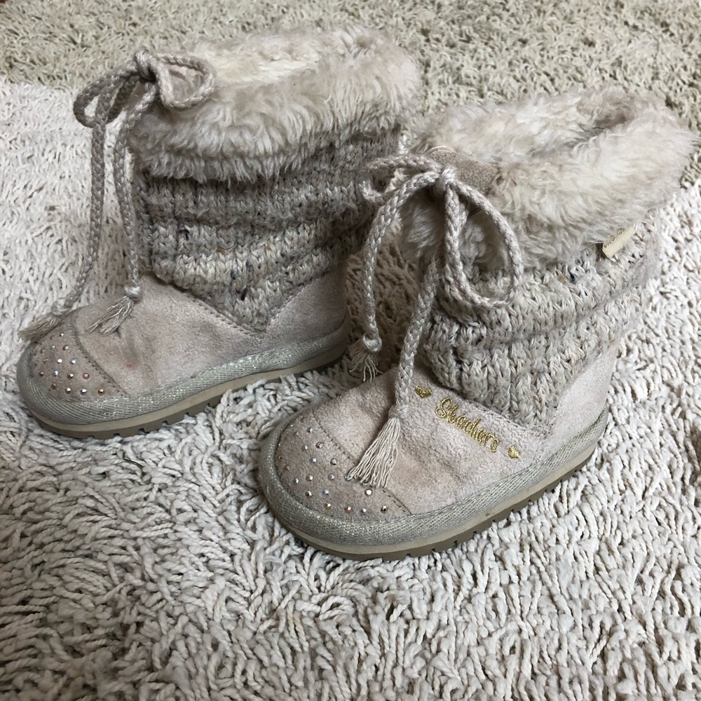 Toddler girls Skecher boots. Size 6. Good used condition.